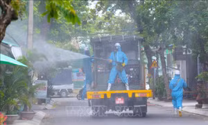 Khử khuẩn khu vực nguy cơ lây nhiễm cao ở quận Sơn Trà, Đà Nẵng