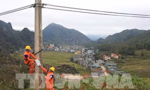 Khắc phục sự cố mất điện do dông lốc cho hàng ngàn hộ dân ở huyện Nam Giang (Quảng Nam)