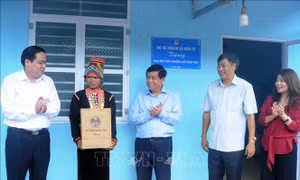 Trao 107 'Mái ấm tình thương nơi biên giới' cho hộ nghèo huyện Sốp Cộp, Sơn La