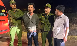 Bắt đối tượng trộm cắp xe ô tô chở khách ngay trong đêm