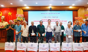 Trưởng Ban Tuyên giáo và Dân vận Trung ương tặng quà gia đình chính sách tại Tây Ninh​