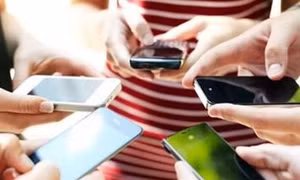 Cảnh báo tác hại của màn hình điện tử đối với trẻ em dưới 2 tuổi