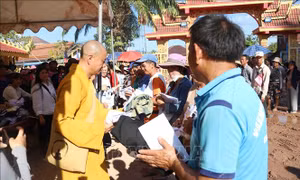 Thắm đượm tình nghĩa Việt Nam - Lào sau cơn mưa lũ