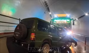 Xe giường nằm va chạm với xe 7 chỗ trong hầm Đèo Ngang khiến 2 người tử vong