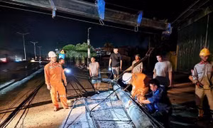 Xe cứu thương mất lái tông gãy cột điện khiến ba người bị thương