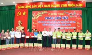 Phó Thủ tướng Trần Lưu Quang thăm và chúc Tết tại tỉnh Trà Vinh ​