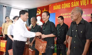 Đồng chí Trần Cẩm Tú đề nghị tiếp tục chăm lo đầy đủ, chu đáo cho người có công ​