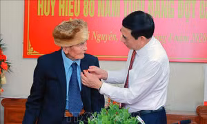 Phó Thủ tướng, Bộ trưởng Bộ Quốc phòng Phan Văn Giang trao Huy hiệu 80 năm tuổi Đảng