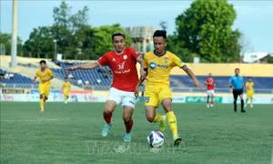 Sông Lam Nghệ An thắng TP Hồ Chí Minh với tỷ số 2 - 0 trong thế thiếu người