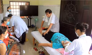 Khám bệnh, phát thuốc miễn phí cho hơn 1.700 người nghèo, trẻ mồ côi ở Vĩnh Long