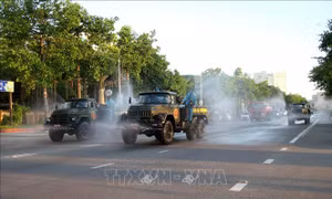 Phun hóa chất khử khuẩn toàn thành phố Vinh