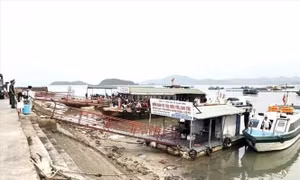 Huyện Vân Đồn khắc phục việc các tàu chở khách du lịch không thể cập cảng Quan Lạn
