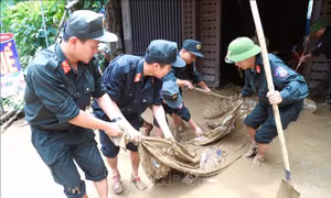 Quân đội tiếp tục huy động trực thăng vận chuyển hàng cứu trợ vùng lũ Nghệ An