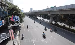 Hà Nội vắng vẻ, không còn cảnh ùn tắc trong ngày đầu tuần