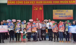 Tặng quà Tết cho các hộ chính sách và gia đình khó khăn ở Cần Thơ, Phú Yên