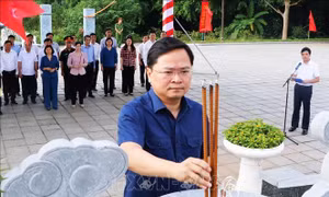 Dâng hương tưởng niệm 103 năm Ngày sinh đồng chí Lê Quang Đạo
