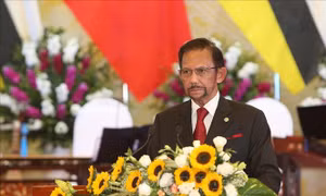 Quốc vương Brunei trở thành người tại vị lâu nhất thế giới