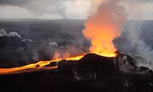 Nham thạch núi lửa phun trào ở Hawaii tạo thành đảo nhỏ ở ngoài khơi