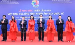 Khai mạc Triển lãm ảnh 'Việt Nam qua ống kính nhiếp ảnh gia quốc tế'