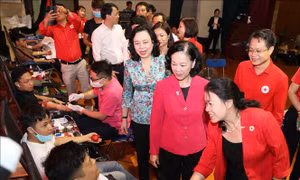 Hà Nội: Chợ Nhân đạo và Ngày hội hiến máu tình nguyện 'Trao đi yêu thương'
