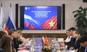 Trưởng Ban Chính sách, chiến lược Trung ương làm việc với lãnh đạo Học viện Tổng thống Nga
