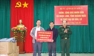 Quân khu 5 trao quà hỗ trợ các hộ dân bị thiệt hại nặng do bão số 13 tại Quảng Ngãi