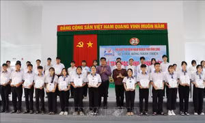 Tiếp thêm động lực để học sinh có hoàn cảnh khó khăn vững bước đến trường
