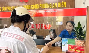 Thanh niên xung kích hỗ trợ người dân tiếp cận dịch vụ công hiện đại