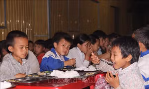 Mô hình trường học bán trú giúp học sinh vùng cao yên tâm đến lớp