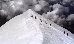 Tuyết rơi dày bất thường tại dãy Alps 
