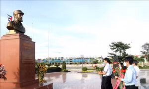Dâng hoa tưởng niệm 95 năm Ngày sinh Lãnh tụ Cuba Fidel Castro