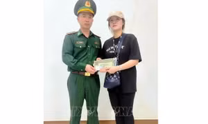 Chiến sĩ Biên phòng Quảng Ninh giúp người dân tìm lại tài sản bị mất