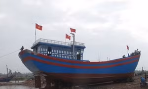 Tặng cờ Tổ quốc, áo phao cứu sinh cho ngư dân đánh bắt xa bờ