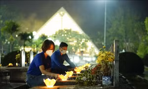Thắp nến tri ân các Anh hùng Liệt sỹ nhân kỷ niệm 68 năm Chiến thắng Điện Biên Phủ