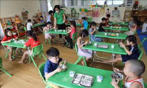 Tăng cường kiểm soát y tế, VSATTP để 'vừa tổ chức dạy - học, vừa chống dịch lâu dài'