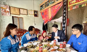 'Bữa cơm tất niên' tri ân Mẹ Việt Nam Anh hùng của tuổi trẻ Quảng Trị