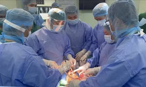 Thực hiện thành công kỹ thuật thay khớp gối chuôi dài điều trị bướu xương