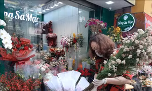 Hà Nội giá hoa tươi tăng cao, nhưng thị trường trầm lắng