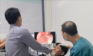 Gắp một con cá rô sống ra khỏi thực quản một bệnh nhân