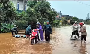 Mưa lớn kèm dông, sét khiến 2 người thương vong tại Tuyên Quang