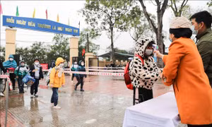 Học sinh từ lớp 1 đến lớp 6 các huyện, thị xã của Hà Nội đi học trở lại