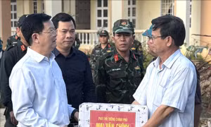 Phó Thủ tướng Mai Văn Chính thăm hỏi người dân vùng bị bão lũ tại Đắk Lắk