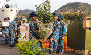 Mang Tết đầm ấm đến với Trường Sa