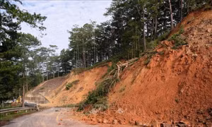 Phong toả một làn đường Quốc lộ 1 qua Lâm Đồng bị vướng đá lớn