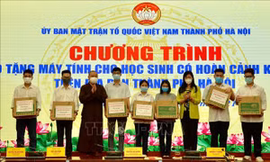 Tặng máy tính cho 43 học sinh gặp khó khăn ở Hà Nội