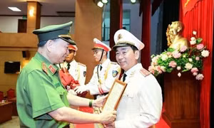 Thăng cấp bậc hàm từ Thiếu tướng lên Trung tướng đối với Thứ trưởng Bộ Công an Trần Quốc Tỏ