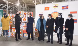 Ủy ban ASEAN tại Séc chung tay đồng hành chia sẻ khó khăn với xã hội