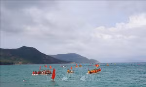Thi đua bè truyền thống tại Côn Đảo để tái hiện lịch sử đấu tranh cách mạng