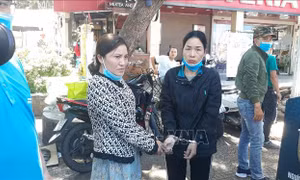 Bốn đối tượng chuyên móc túi ở chợ Đà Lạt sa lưới
