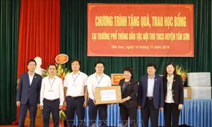Tặng quà cho học sinh huyện miền núi Tân Sơn, Phú Thọ